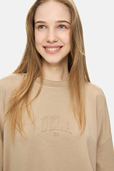 UCLA Γυναικείο φούτερ ELOWEN με λαιμόκοψη μπεζ με στάμπα γκόφρε, χαλαρή εφαρμογή