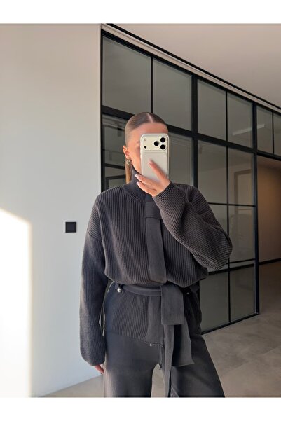 BB Bensu Buyruk Costum antracit cu guler înalt și curea în talie