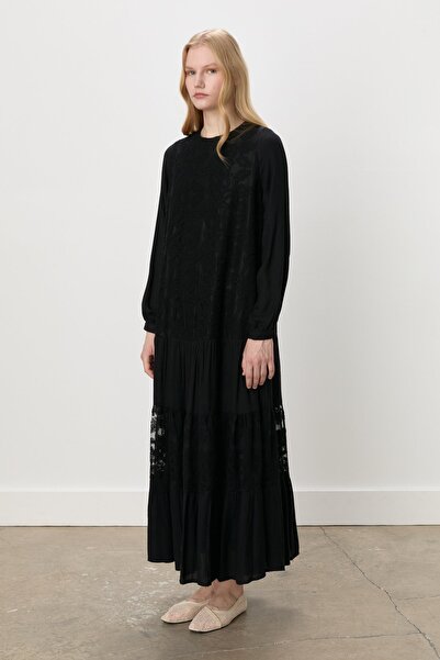 Nihan Eteği Büzgülü Dantel Detaylı Elbise Siyah