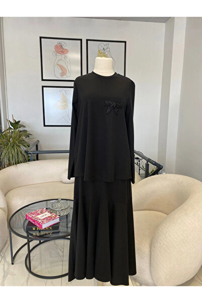 Nurcan Çetin طقم تنورة بتفاصيل فيونكة باللون الأسود