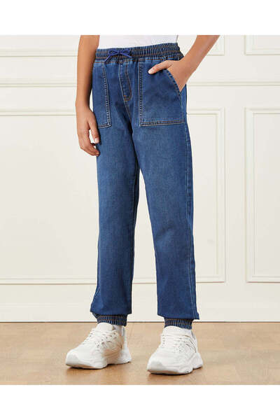 REDTAG بنطال جينز رياضي من قماش الدنيم باللون الأزرق الداكن للأولاد الكبار