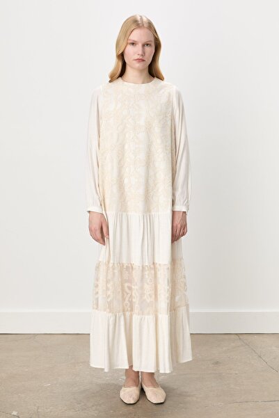 Nihan Eteği Büzgülü Dantel Detaylı Elbise Ekru