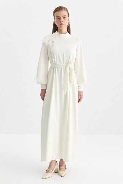 Nihan Yakası Çiçek ve Taş Aksesuarlı Elbise Ekru