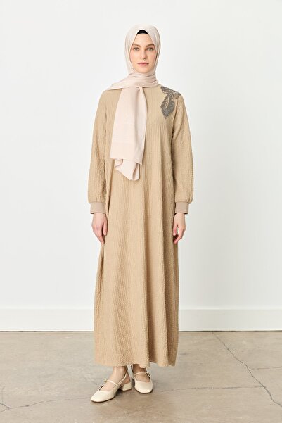 Nihan Omzu İşlemeli Örme Elbise Bej
