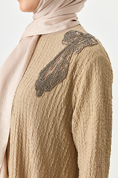 Nihan Omzu İşlemeli Örme Elbise Bej