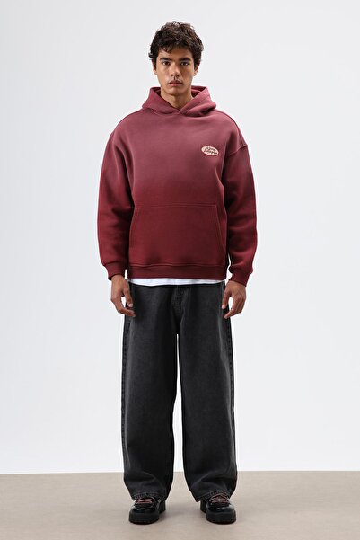 VAMOSCLO سويت شيرت بقلنسوة مطبوعة كبيرة الحجم باللون الأحمر الداكن
