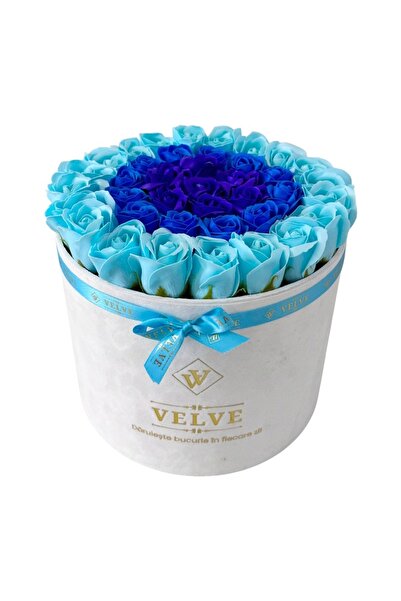 velve Aranjament Floral Majestic, cu trandafiri din sapun in 3 nuante de alba...