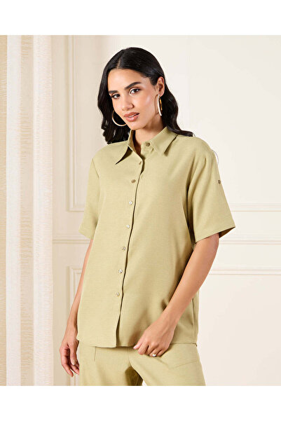 REDTAG قميص نسائي أخضر بأزرار كبيرة الحجم