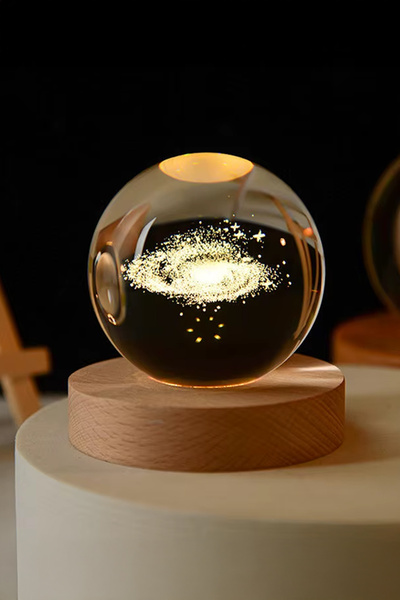 ALFAGİFT Kristal Küre Gece Lambası Galaksi Modeli USB Ahşap Tabanlı 3D LED Işıklı Dekoratif Lamba