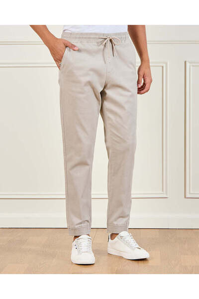 REDTAG بنطال رياضي رجالي سادة باللون البيج