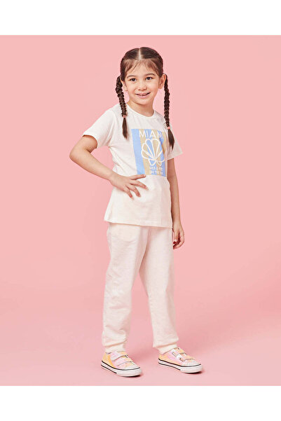 REDTAG طقم بنطال رياضي مطبوع للبنات باللون البيج (قطعتين)