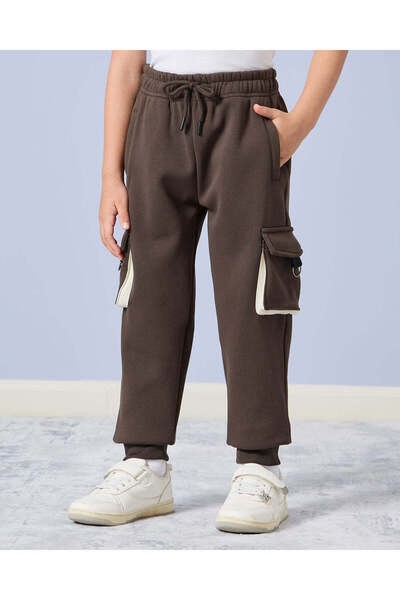 REDTAG طقم بنطال رياضي مزخرف للأولاد باللون البني (قطعتان)