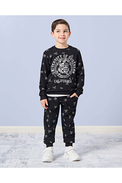 REDTAG طقم بنطال رياضي مطبوع أسود للأولاد (قطعتين)