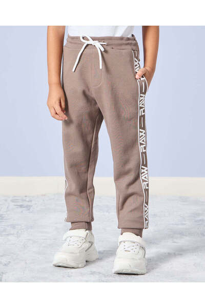 REDTAG طقم بنطال رياضي مطبوع للأولاد باللون البني (قطعتين)