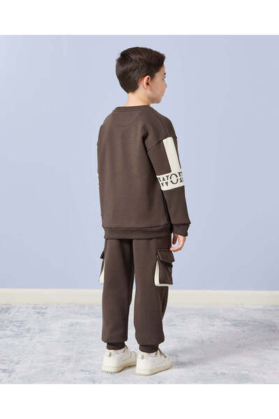 REDTAG طقم بنطال رياضي مزخرف للأولاد باللون البني (قطعتان)