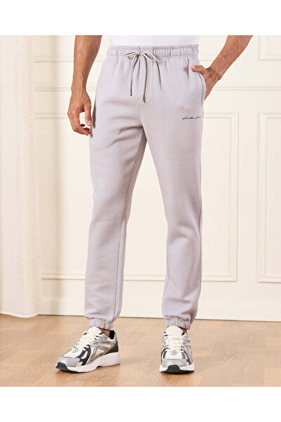 REDTAG بنطال رياضي رجالي رمادي اللون مع طباعة الشعار