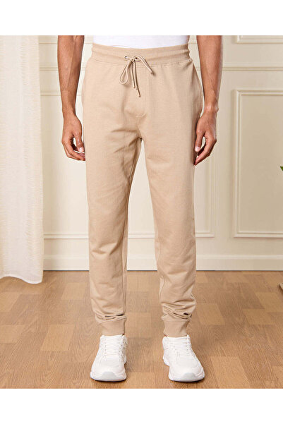 REDTAG بنطال رياضي رجالي سادة باللون البيج