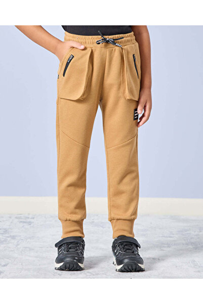 REDTAG بنطال رياضي بجيوب بسحاب مطبوع باللون الخردلي للأولاد