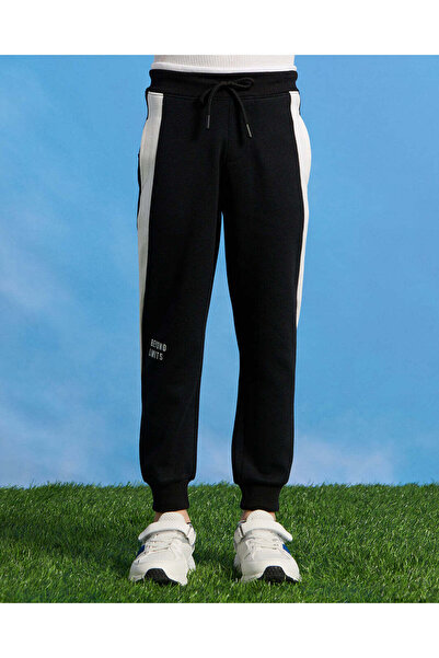 REDTAG بنطال رياضي أسود للأولاد بقص وخياطة