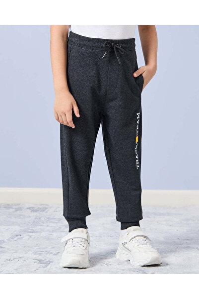 REDTAG بنطال رياضي مطبوع باللون الفحمي للأولاد