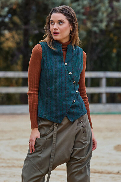 Los banditos Magnificent Collar Cross Buttoned Tank Top