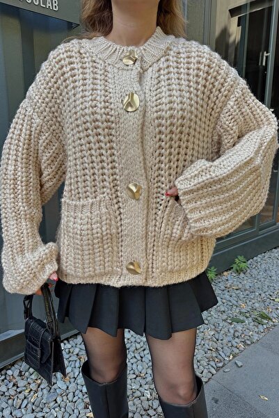 HARMONY GLOBAL Kadın Gold Düğmeli Kalın Örgü Hırka – Oversize Form, Cepli, Yumuşak Dokulu Krem Triko Hırka 2438