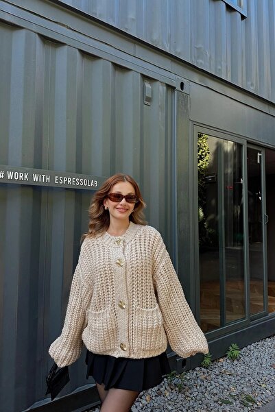 HARMONY GLOBAL Kadın Gold Düğmeli Kalın Örgü Hırka – Oversize Form, Cepli, Yumuşak Dokulu Krem Triko Hırka 2438