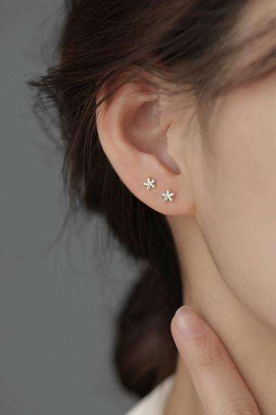 Shylyn 999 Ayar Gümüş Piercing Bakım Çiçek Küpe