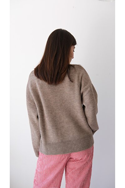 Gülçin Coşkun Crew Neck Diamond Pattern Plush Detailed Loose Thick Knit Sweater