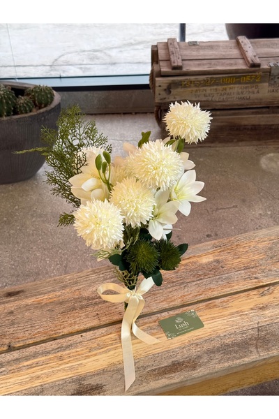 LushCo Manolya ve Beyaz Çiçekler Buketi