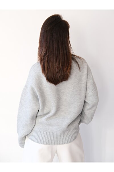 Gülçin Coşkun Crew Neck Diamond Pattern Plush Detailed Loose Thick Knit Sweater