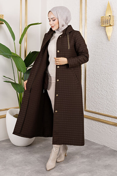 Tesettür Dünyası Kapüşonlu Zincir Detaylı Kapitone Kap TSD250162 Acı Kahve