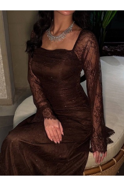 ZOHRAN A dress with an elegant and luxurious design