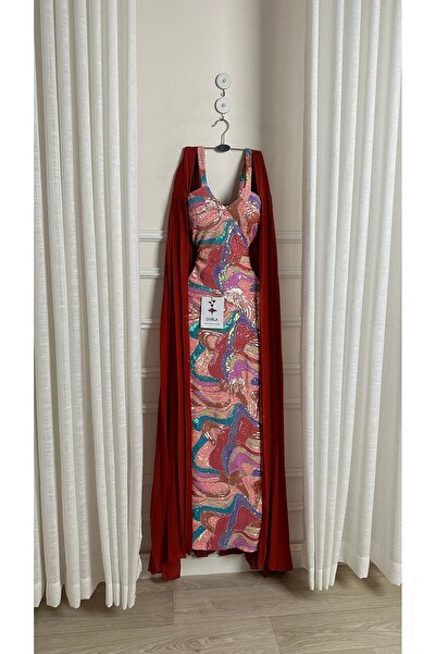 Onila Elegant and luxurious evening gown with embroidered shawl