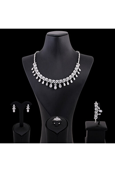 Un طقم زركون فاخر بتصميم ملكي – عقد، خاتم، أسورة وأقراط لمظهر راقٍ وأنيق