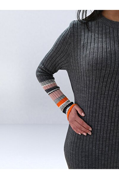 YusGos Fitted Cut Crew Neck Corded Fabric Midi Knitwear Dress