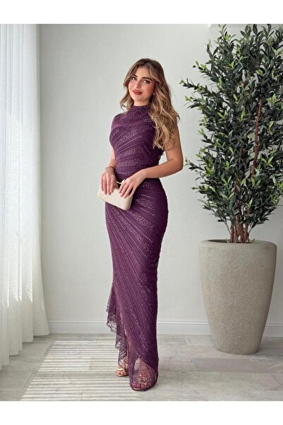 Opera Fashion A shimmering burgundy evening dress with an elegant, fitted design.