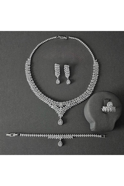 Un طقم زركون فاخر بدقة الألماس للعرائس – تصميم ملكي راقٍ لإطلالة ساحرة