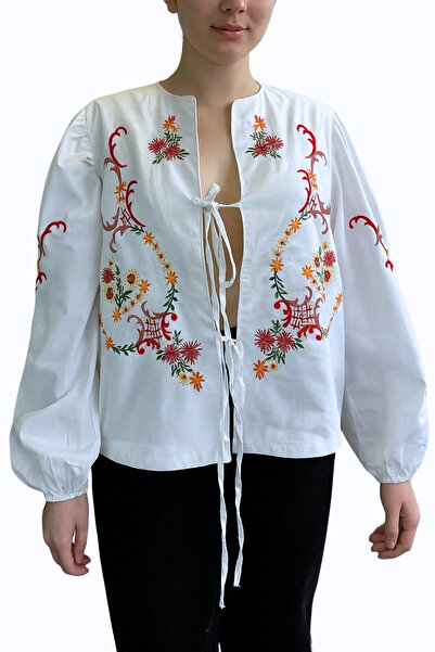 Qualia Butik سترة بيضاء نسائية مطرزة بألوان زاهية مع تفاصيل من الدانتيل