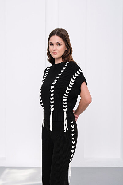 Sea Style طقم تريكو من سترة وبنطلون أسود مع تفاصيل محبوكة على شكل قلب