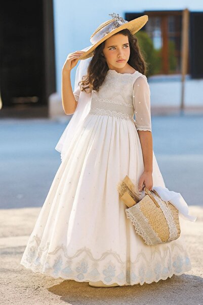 menninas Long lace wedding dress, communion dress