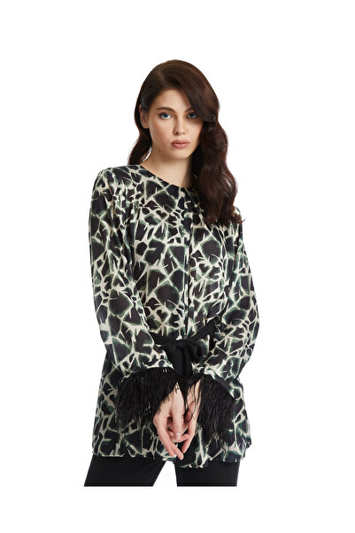SERPİL Leopar Desenli Kuş Tüyü Detaylı Saten Bluz – Şık ve Modern Tasarım