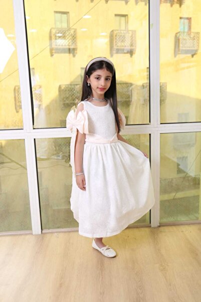 Generic A girl's dress with a touch of luxury, featuring an attractive bow and an elegant belt.