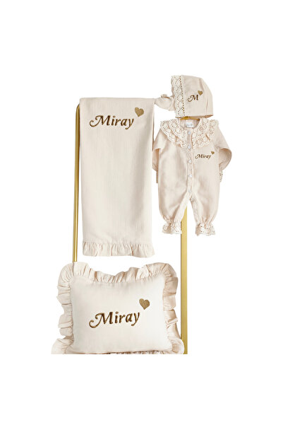 Mis Bebe Minik İnsanların Sarayı Kişiye Özel Dantelli Müslin Kumaş İsim Yazıl...