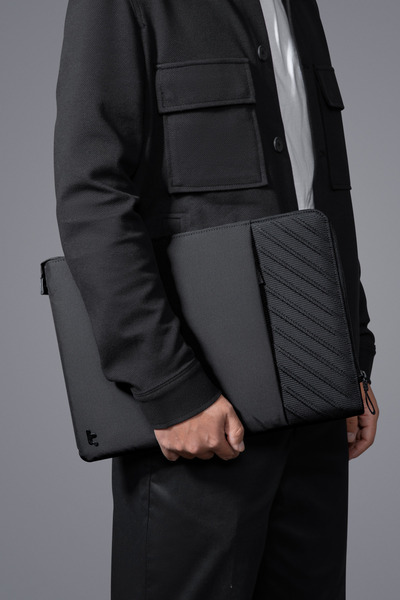 Tomtoc Μαύρη θήκη για σημειωματάριο Voyage Series 13'' - A10C2D1