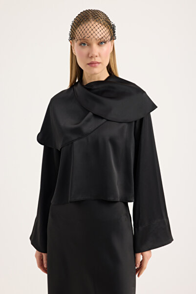 Birgül Bektaş Bluză neagră din satin cu volan