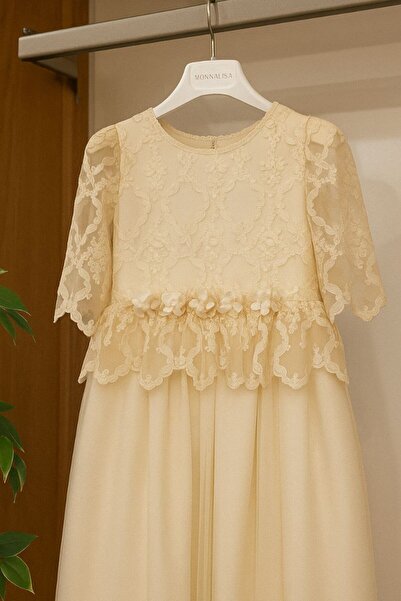 menninas Long lace wedding dress, communion dress