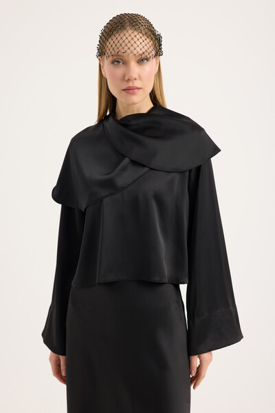 Birgül Bektaş Bluză neagră din satin cu volan