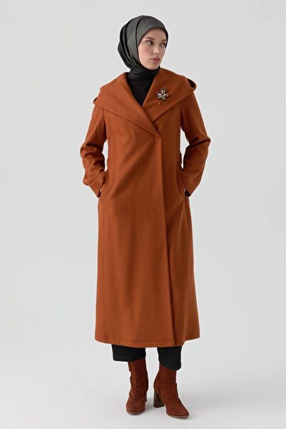 Tuğba Kapüşonlu Broş Detaylı Keçe Kaban - Kiremit