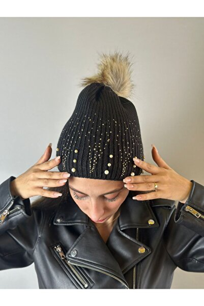 Gönülden Tasarım قبعة نسائية مطرزة بالخرز الحجري مع بوم بوم